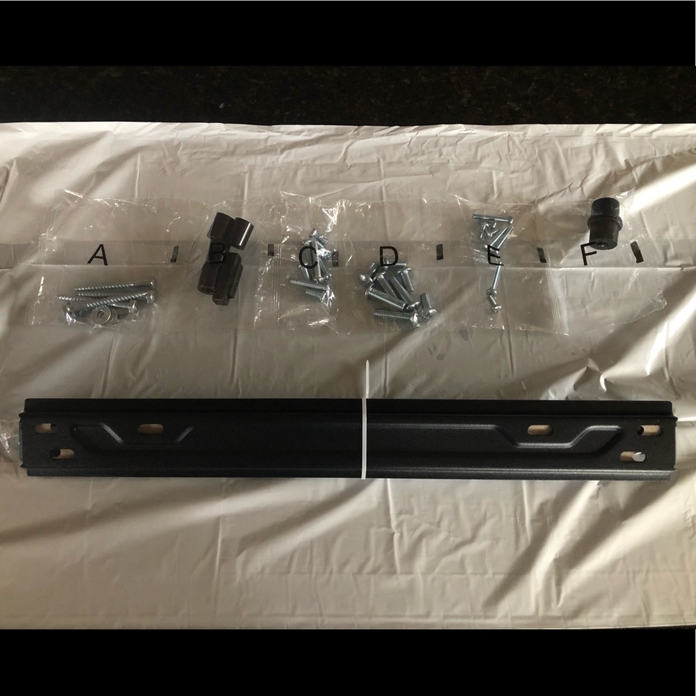 Low-Profile Flat Panel TV Universal Wall Mount-new